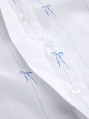 Imprimé nœud blanc/bleu - Chemise Extensible à manches courtes ajustée essentielle - Image 7 sur 7