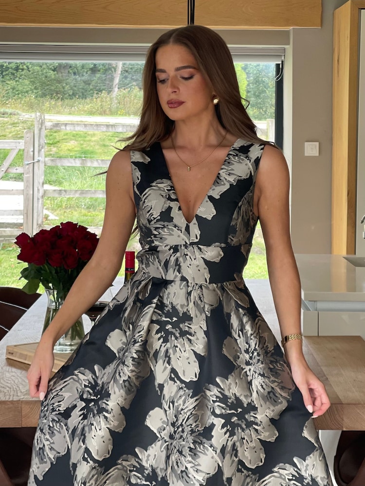Girl In Mind Black Jesinia Jacquard V-Neck Midi Dress - Image 6 of 6 Girl In Mind Black Jesinia Jacquard V-Neck Midi Dress - Image 6 of 6
