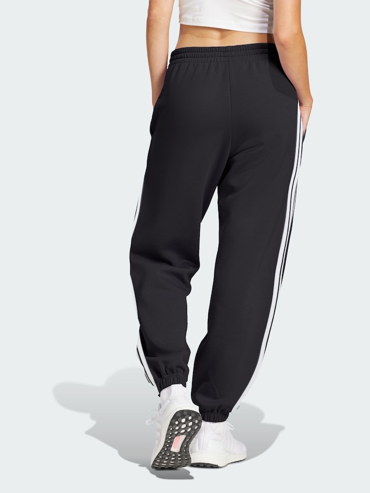 adidas Essentials 3-Stripes French Terry Cuffed Joggers - Imagem 2 de 5