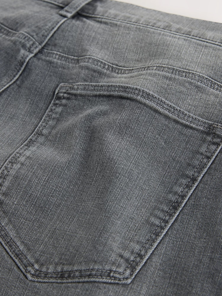 Gris - Ajuste entallado - Pantalones cortos de mezclilla elásticos - Imagen 10 de 10