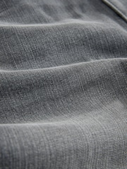 Gris - Ajuste entallado - Pantalones cortos de mezclilla elásticos - Imagen 7 de 10