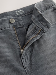 Gris - Ajuste entallado - Pantalones cortos de mezclilla elásticos - Imagen 8 de 10