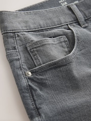 Gris - Ajuste entallado - Pantalones cortos de mezclilla elásticos - Imagen 9 de 10