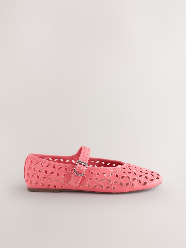 וורוד קורל - Forever Comfort® Broderie Mary Jane Flats - תמונה 2 מתוך 5 וורוד קורל - Forever Comfort® Broderie Mary Jane Flats - תמונה 2 מתוך 5