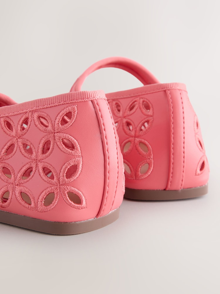 וורוד קורל - Forever Comfort® Broderie Mary Jane Flats - תמונה 5 מתוך 5 וורוד קורל - Forever Comfort® Broderie Mary Jane Flats - תמונה 5 מתוך 5