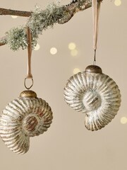 Nkuku Gold Sachin Shell Christmas Baubles - Image 2 of 4