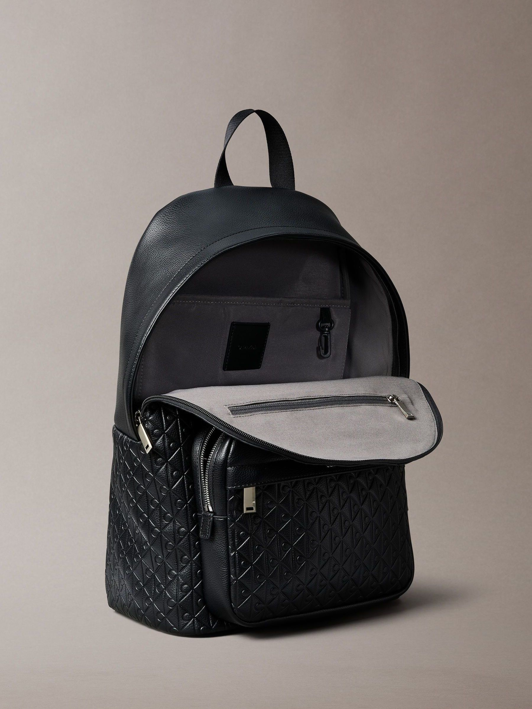 Next：日本 Calvin Klein エンボス加工 全面モノグラム バックパック