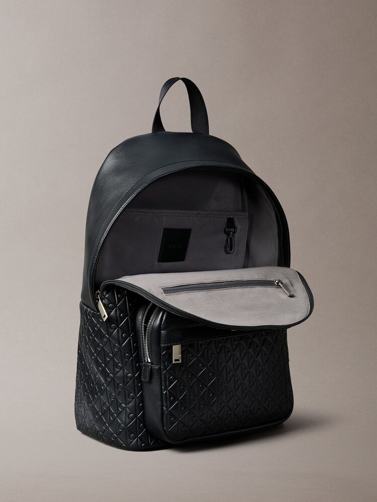 Next：日本 Calvin Klein エンボス加工 全面モノグラム バックパック 