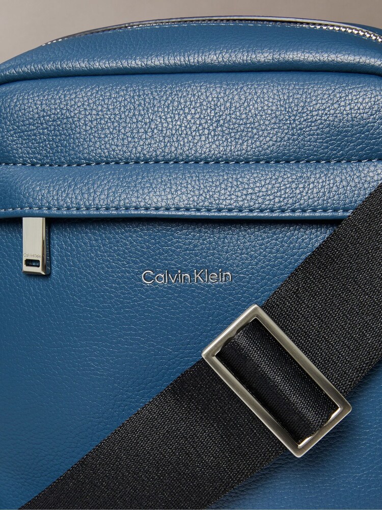 Next：日本 Calvin Klein マイクロ ペブル レポーターバッグ from Next 
