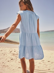 شامبراي أزرق - فستان قصير بطبقات وياقة حرف V مصنوع من الكتان - صورة 4 من 9