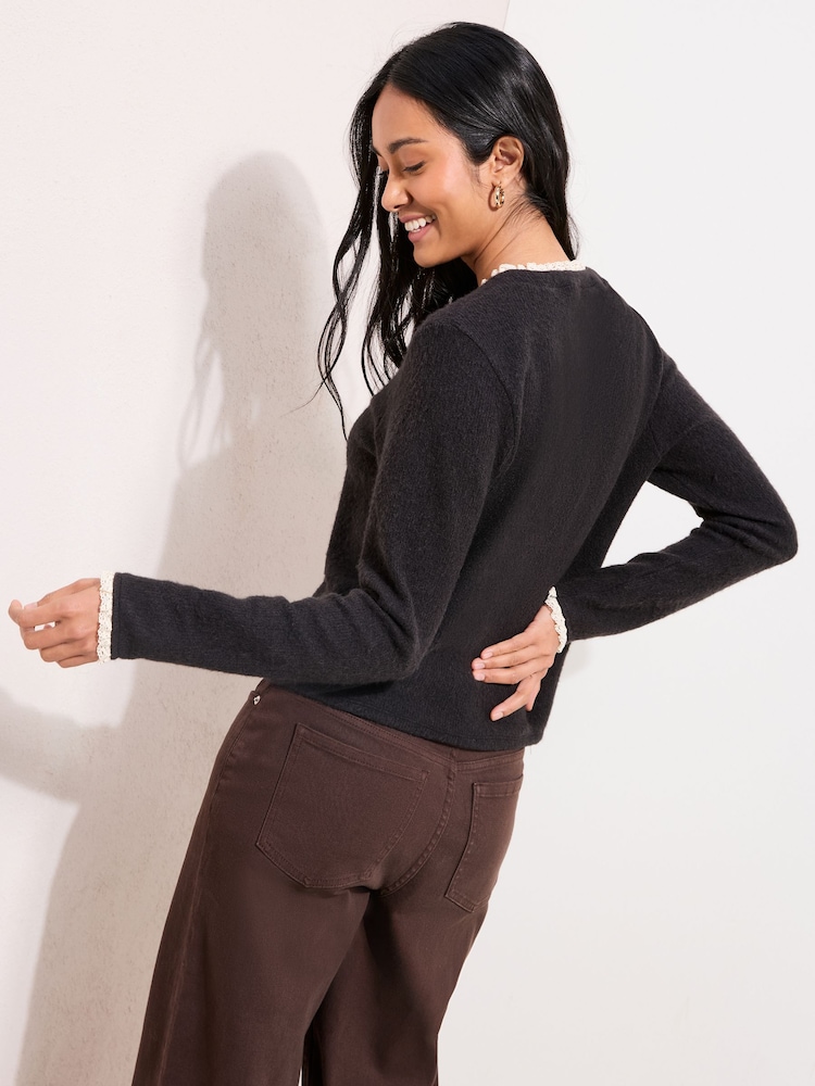 سترة كارديغان مريحة وناعمة بحافة دانتيل من Friends Like These - Image 4 of 4