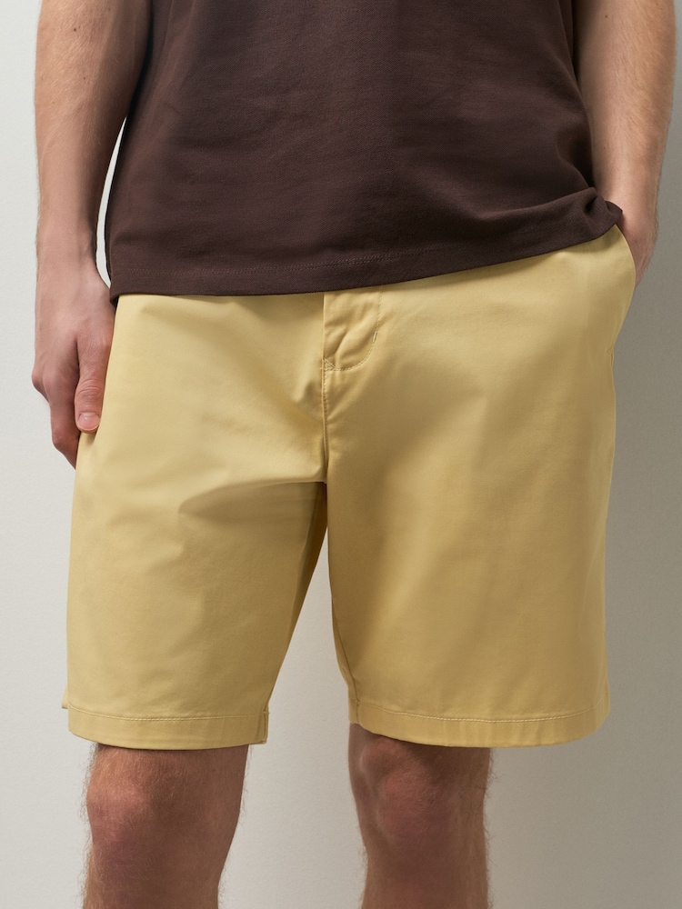 צהוב - גזרה ישרה - מכנסי צ'ינו קצרים מבד נמתח - תמונה 1 מתוך 5 צהוב - גזרה ישרה - מכנסי צ'ינו קצרים מבד נמתח - תמונה 1 מתוך 5