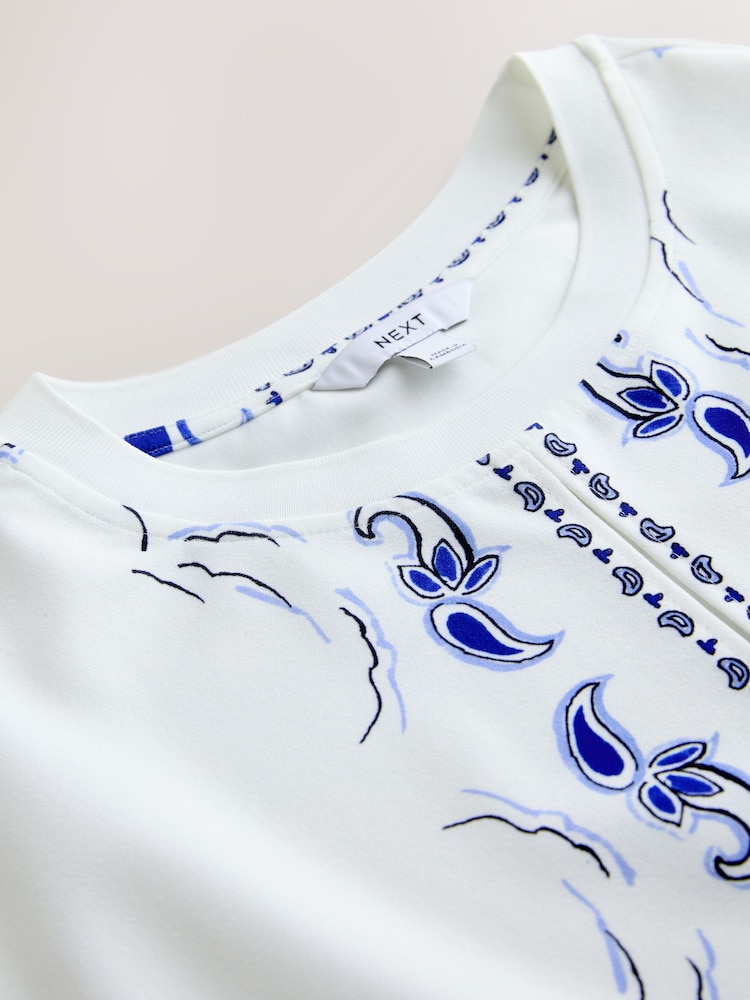 Ecru/Blue Wave Print - ছোট হাতা কীহোল ক্রু নেক টপ - 3এর মধ্যে 2 ছবি