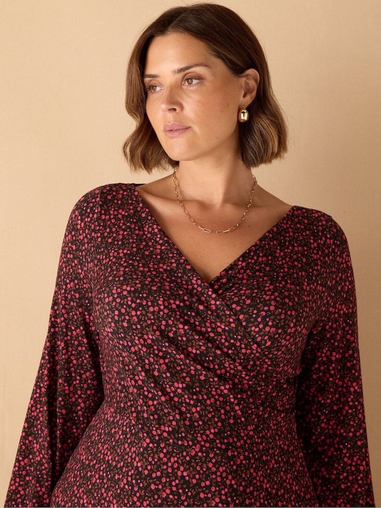 Live Unlimited Ditsy Puff Sleeve Pleated Wrap Dress - صورة 3 من 3