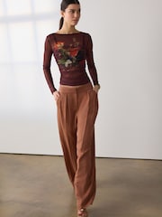 Ashmolean Museum Chocolate Floral Print - Ruched Mesh Long Sleeve Top - Imagen 3 de 8