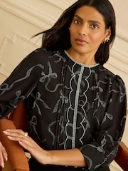 Schwarz mit Schleifen - Love & Roses 3/4 Sleeve Scallop Detail Blouse - Bild 2 von 4