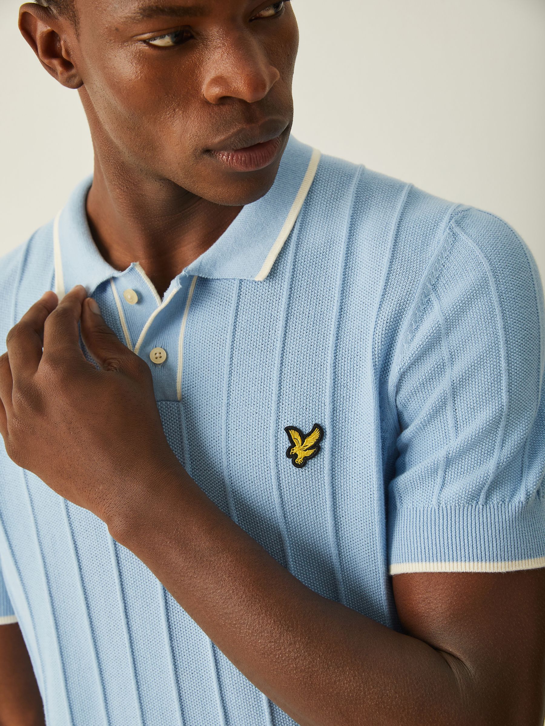 Comprar Camisa polo de malha piqué com detalhes em preto Lyle