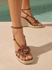 חום שוקולד - Lipsy Floral Corsage Detail Summer Espadrille Wedges - תמונה 2 מתוך 5