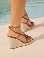 חום שוקולד - Lipsy Floral Corsage Detail Summer Espadrille Wedges - תמונה 4 מתוך 5