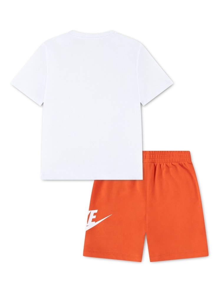 כתום - Nike Club T-Shirt and Shorts Set - תמונה 2 מתוך 4 כתום - Nike Club T-Shirt and Shorts Set - תמונה 2 מתוך 4
