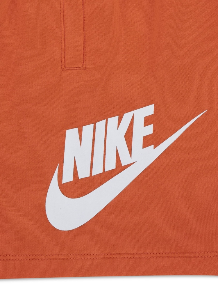 כתום - Nike Club T-Shirt and Shorts Set - תמונה 4 מתוך 4 כתום - Nike Club T-Shirt and Shorts Set - תמונה 4 מתוך 4