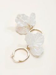 أقراط متدلية بتصميم بتلات من FATFACE - Image 2 of 2