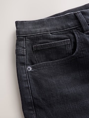 Gewaschene schwarze Kreuzschraffur - Klassische Stretch-Jeans in Relaxed Fit - Bild 3 von 5