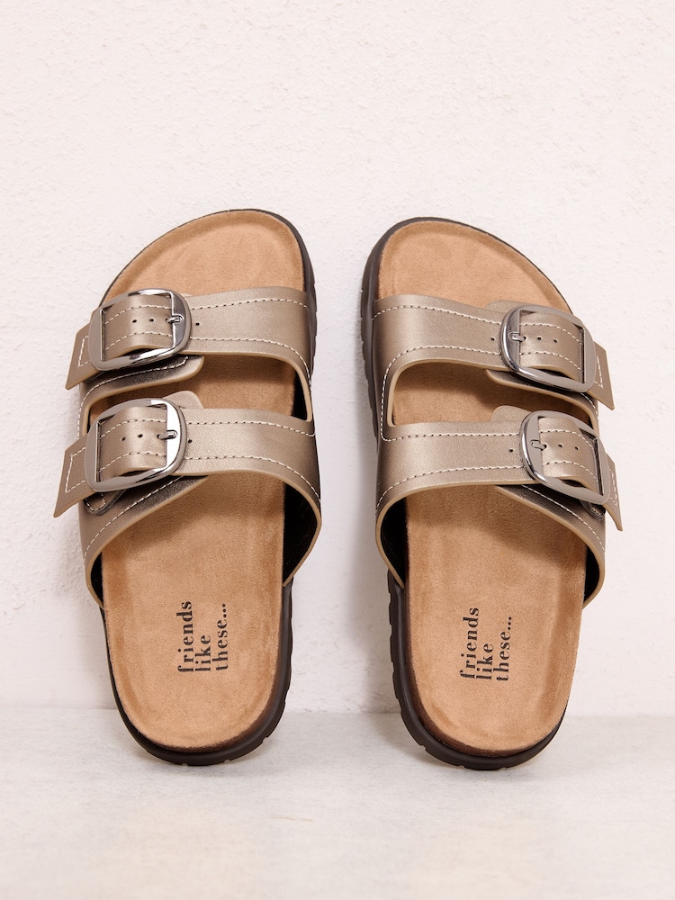 جلد صناعي فضي - صندل مسطح بحزامين وإبزيمين ونعل مريح من Friends Like These - صورة 1 من 4 جلد صناعي فضي - صندل مسطح بحزامين وإبزيمين ونعل مريح من Friends Like These - صورة 1 من 4