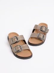 جلد صناعي فضي - صندل مسطح بحزامين وإبزيمين ونعل مريح من Friends Like These - صورة 3 من 4