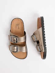 جلد صناعي فضي - صندل مسطح بحزامين وإبزيمين ونعل مريح من Friends Like These - صورة 4 من 4