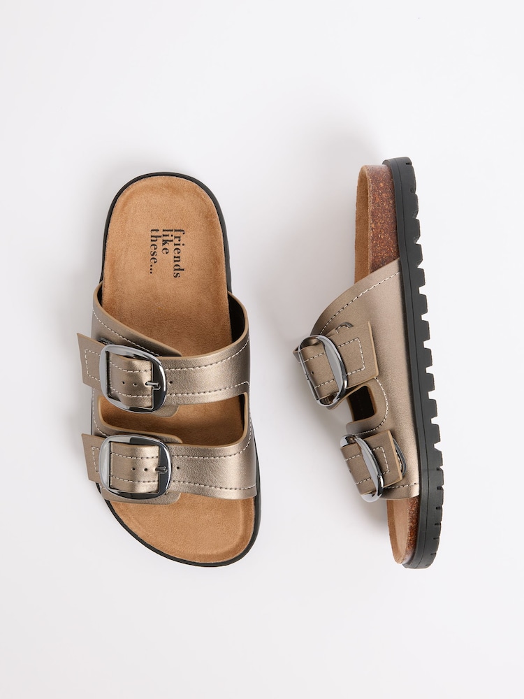 جلد صناعي فضي - صندل مسطح بحزامين وإبزيمين ونعل مريح من Friends Like These - صورة 4 من 4 جلد صناعي فضي - صندل مسطح بحزامين وإبزيمين ونعل مريح من Friends Like These - صورة 4 من 4