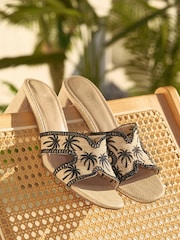 Schwarz mit Palmenmotiv - Love & Roses bestickte Raffia-Slipper mit ausgestelltem Blockabsatz und mittlerer Absatzhöhe Sandalen - Bild 4 von 5