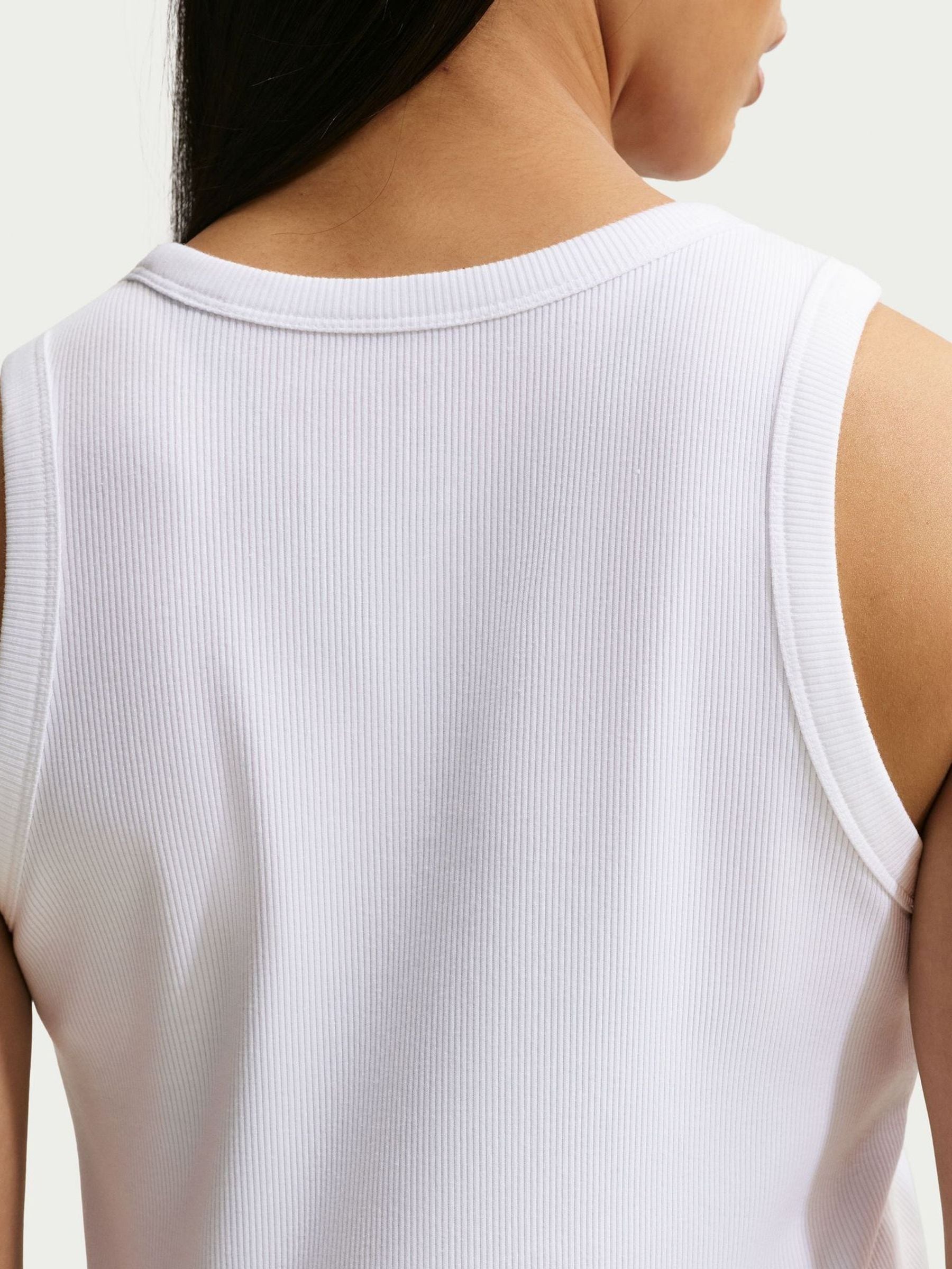 Nike ホワイト クロップドタンクトップ Next：日本 ホワイト - Nike リブ編み レーサーバック タンクトップ