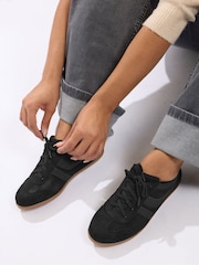 Yours Curve Extra-Wide Fit Low Profile Trainers - Imagem 1 de 5
