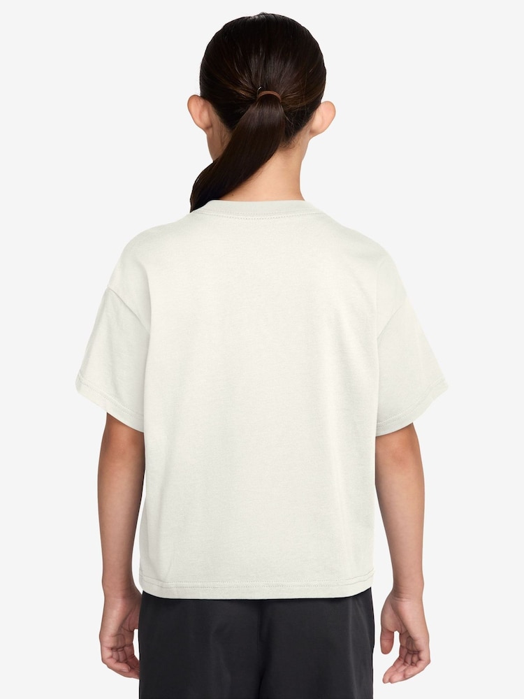 Nike White Sportswear T-Shirt - Image 2 of 3 Nike White Sportswear T-Shirt - Image 2 of 3