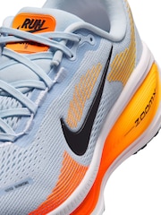 أزرق/برتقالي - حذاء رياضي للجري Vomero 18 من Nike - صورة 6 من 8