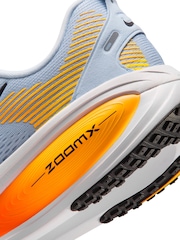 أزرق/برتقالي - حذاء رياضي للجري Vomero 18 من Nike - صورة 7 من 8