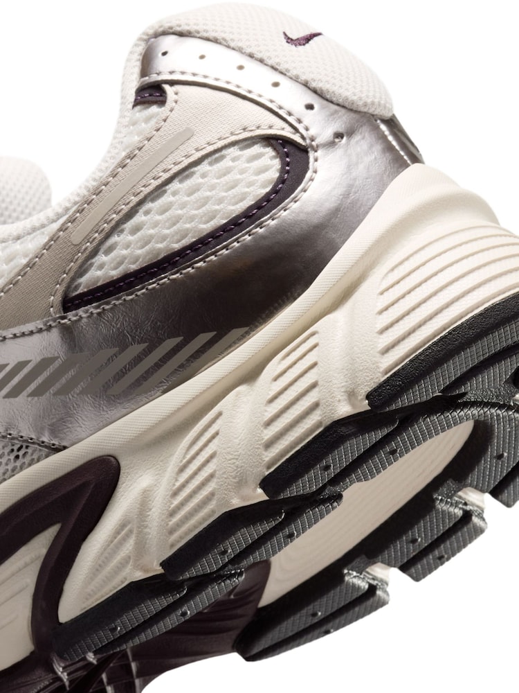 Nike Silver/Black V5 Vomero Trainers - Image 7 of 7 Nike Silver/Black V5 Vomero Trainers - Image 7 of 7