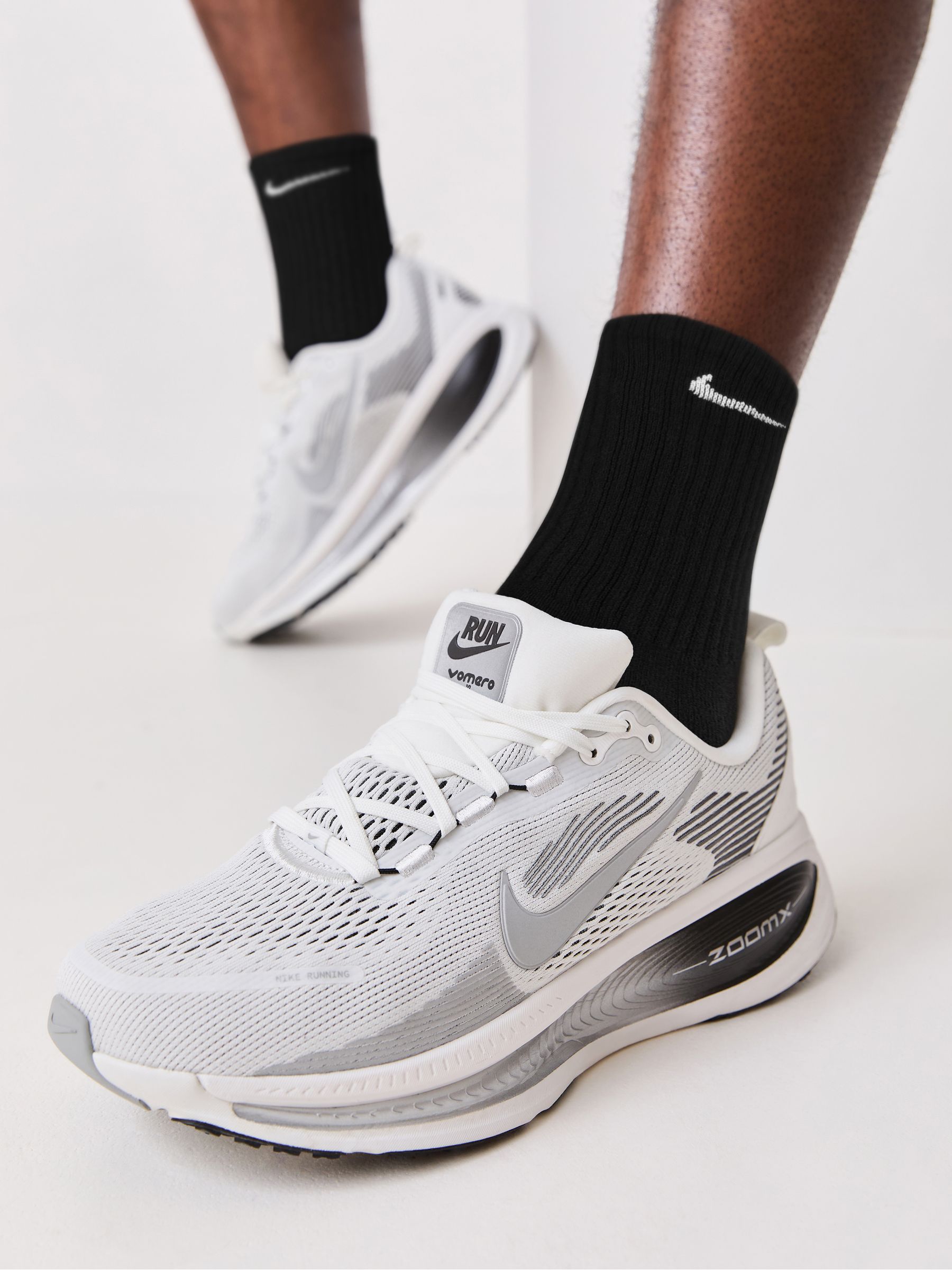 Next：日本 ホワイト / シルバー - Nike Vomero 18 ランニング
