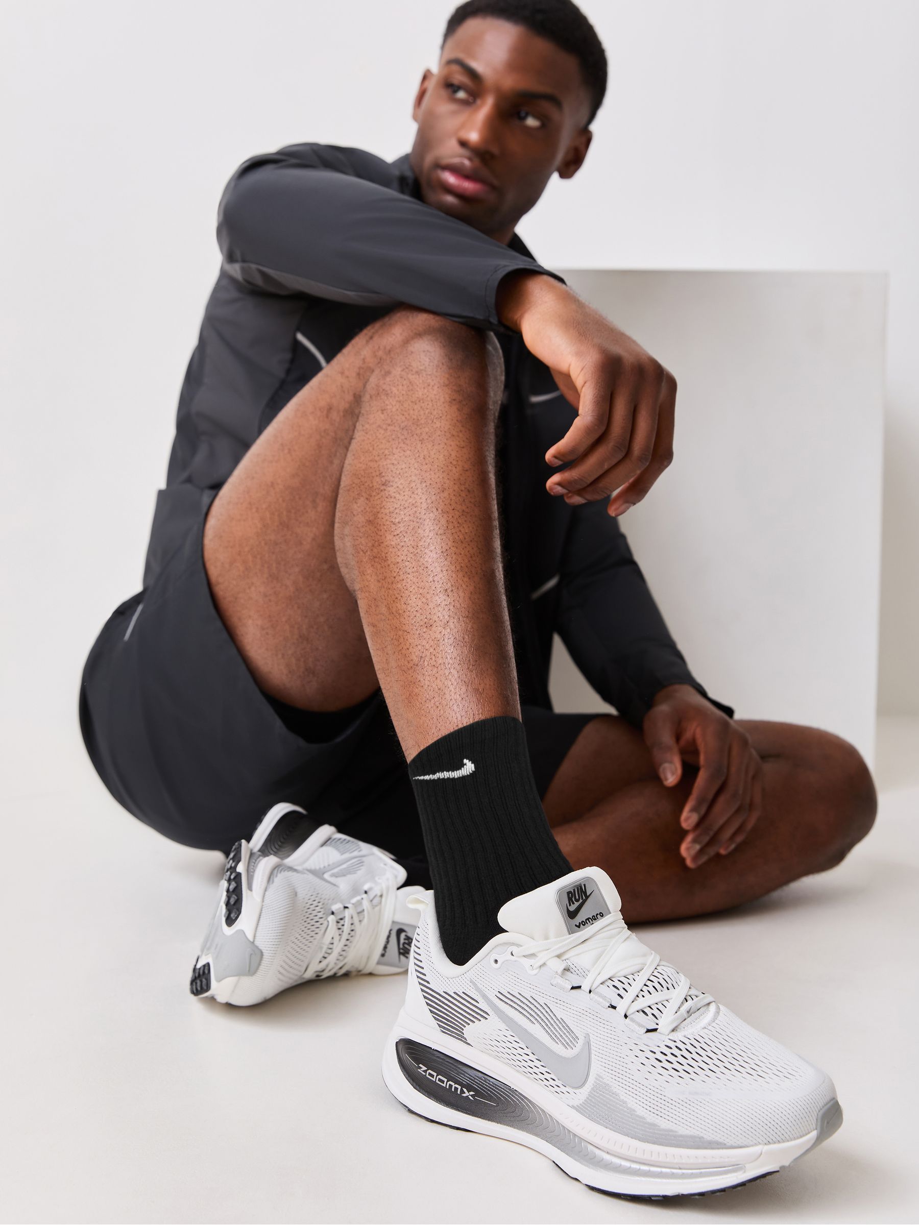 Cumpără Alb/argintiu - Nike Vomero 18 Pantofi sport de alergare