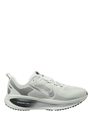 Nike White/Silver Vomero 18 Running Trainers - Image 6 of 9