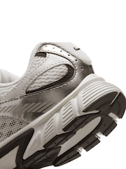 Negru argintiu natural - Pantofi sport Nike pentru alergare pentru tineri V5 - Imaginea 5 din 11