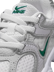 أبيض - حذاء رياضي للجري V5 للأطفال الرضع من Nike - صورة 6 من 7