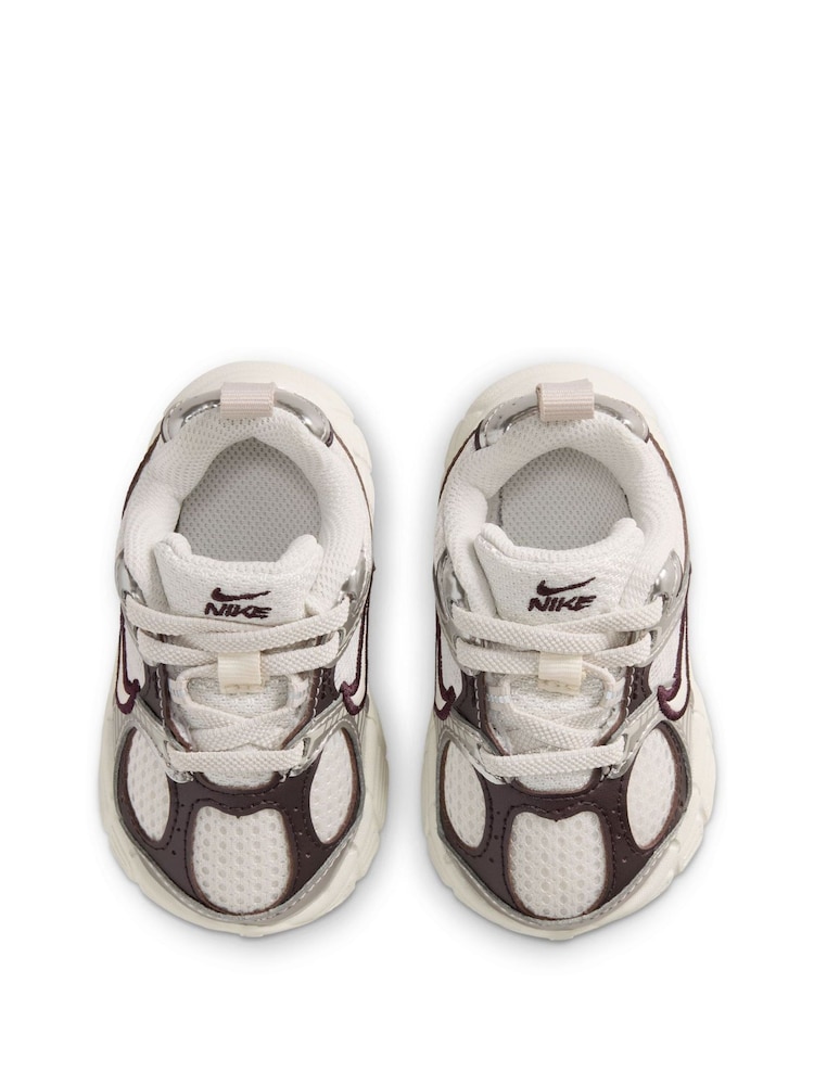 كريم - حذاء رياضي للجري V5 للأطفال الرضع من Nike - صورة 8 من 8