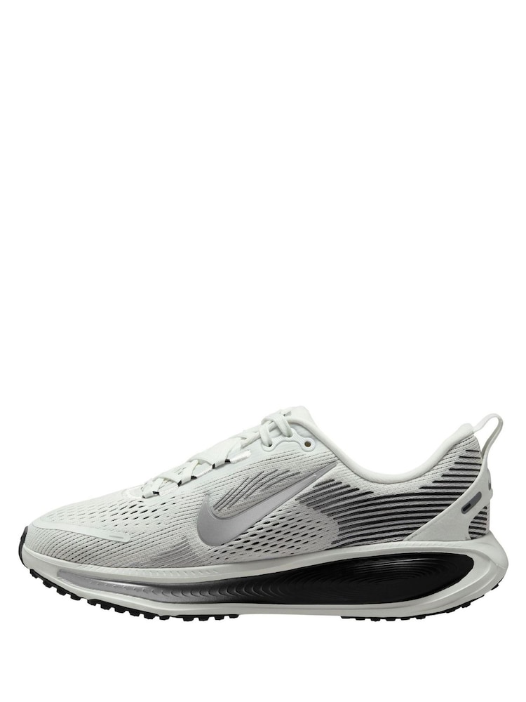 Nike White/Silver Youth Vomero 18 Road Running Trainers - Image 2 of 4 Nike White/Silver Youth Vomero 18 Road Running Trainers - Image 2 of 4