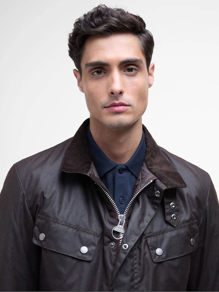 חום כפרי - ז'קט מצופה שעווה של Barbour® International דגם Duke - תמונה 6 מתוך 6 חום כפרי - ז'קט מצופה שעווה של Barbour® International דגם Duke - תמונה 6 מתוך 6