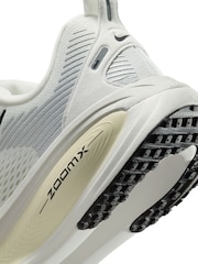 Nike White/Black Vomero 18 Road Running Trainers - Image 7 of 11