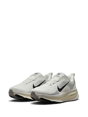 Nike White/Black Vomero 18 Road Running Trainers - Image 8 of 11