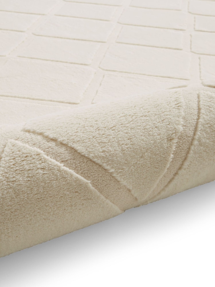 Catherine Lansfield Cream Cosy Diamond Washable Rug - Image 6 of 6 Catherine Lansfield Cream Cosy Diamond Washable Rug - Image 6 of 6