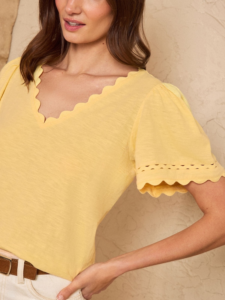Buttergelb - Love & Roses – T-Shirt mit V-Ausschnitt und Muschelkanten - Bild 2 von 4